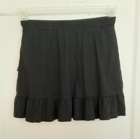 Chic Black Ruffled Skirt - Picture 2 of 5